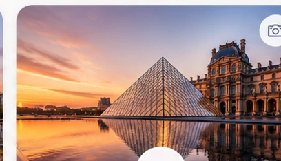 Louvre-Pyramide im warmen Abendlicht